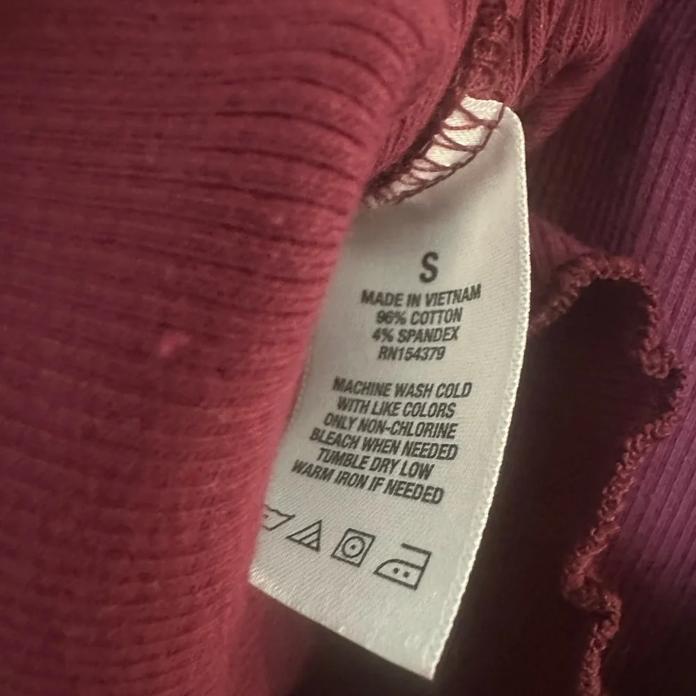 Women’s size small red Abercrombie soft off shoulder bodycon shirt dainty y2k - Picture 6 of 6